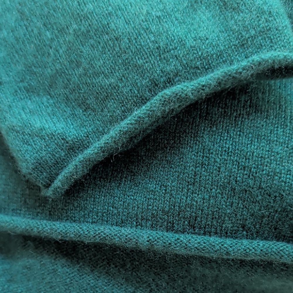Dark green cashmere sweater with black lace-like print - Picture 6 of 6